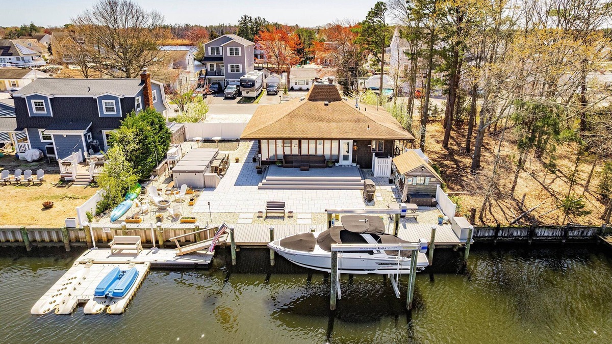 Lanoka Harbor House | Gorgeous Waterfront 3-bedroom house in charming Berkeley Township