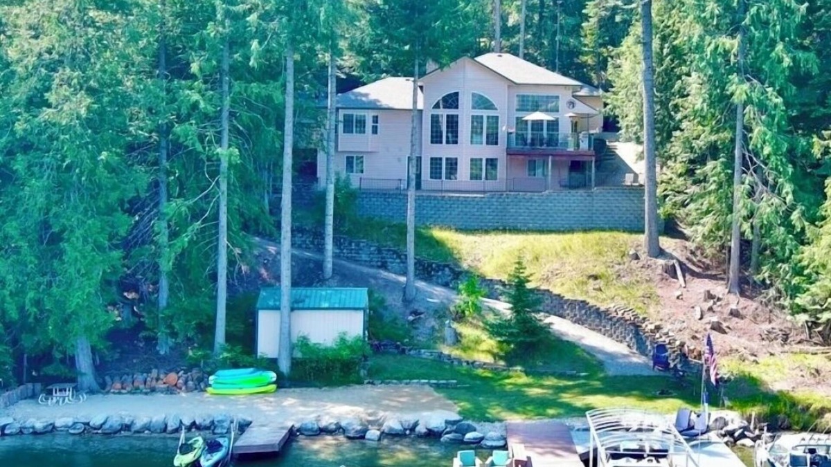 Priest River House | Gorgeous Waterfront Pend Oreille River -Lake Pend Oreille