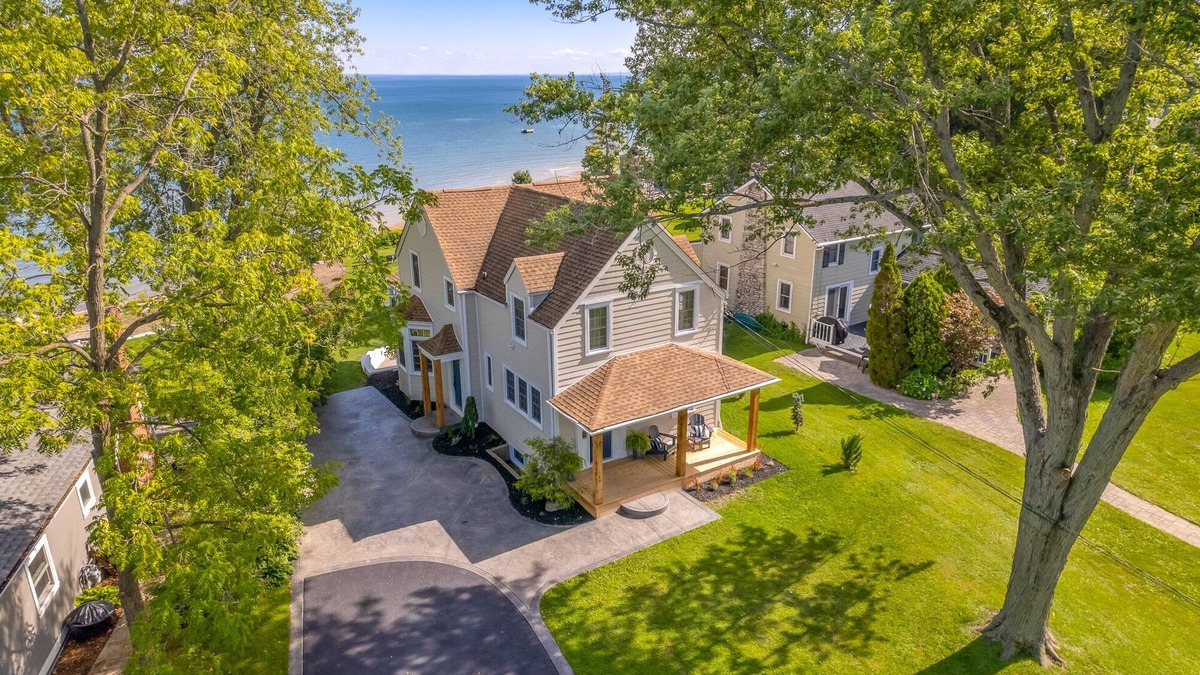 Ridgeway House | GORGEOUS WATERFRONT in Ridgeway/Crystal Beach! JUST RENOVATED & REOPENED!