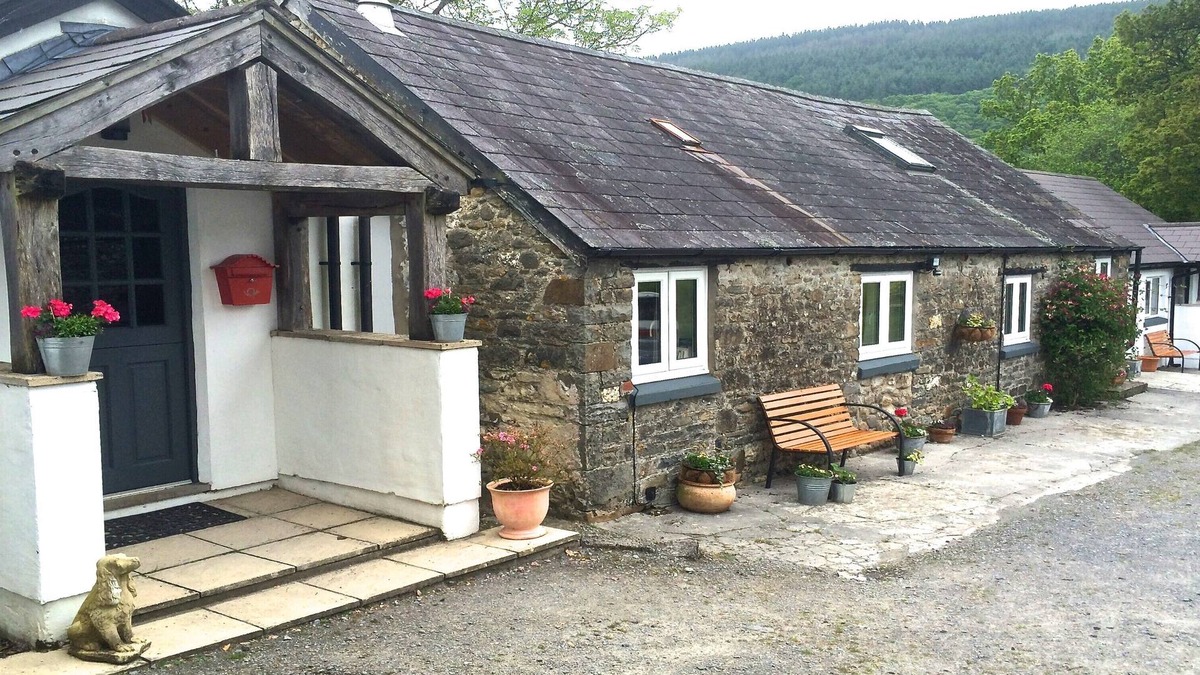 Pentrefelin Cottage | Gorlech Cottage at Ty'r Cae in the Brechfa Forest.
