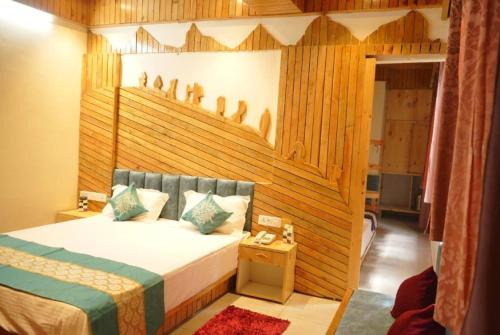 Dharamshala Hotel | Goroomgo Hotel Gandhi's Paradise Dharamshala
