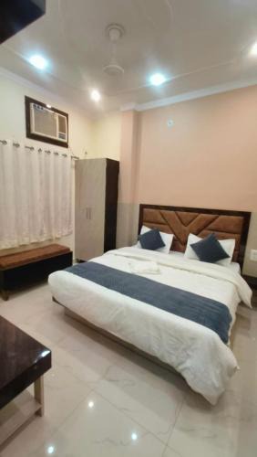 Varanasi Hotel | Goroomgo Prakash Residency Varanasi Near Kashi Vishwanath Temple and Ganga Ghat- Prime Location with Lift and Fully Air-Conditioned - Best Hotel In Varanasi