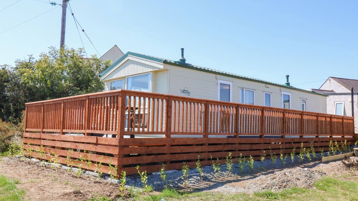 Cemaes Bay Cottage | GORPHWYSFA CARAVAN, pet friendly, with a garden in Cemaes Bay