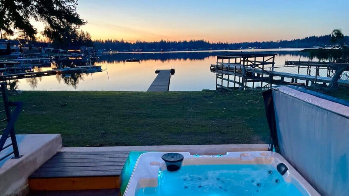 Lake Goodwin House | Gough Cottage · *New* Cozy Lakefront Cottage - Hot Tub!