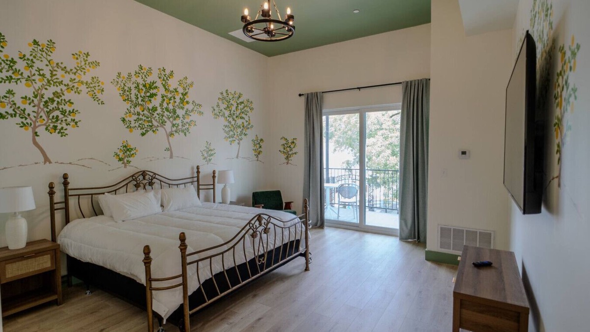 Biloxi Hotel | Government St. Balcony Suite 201