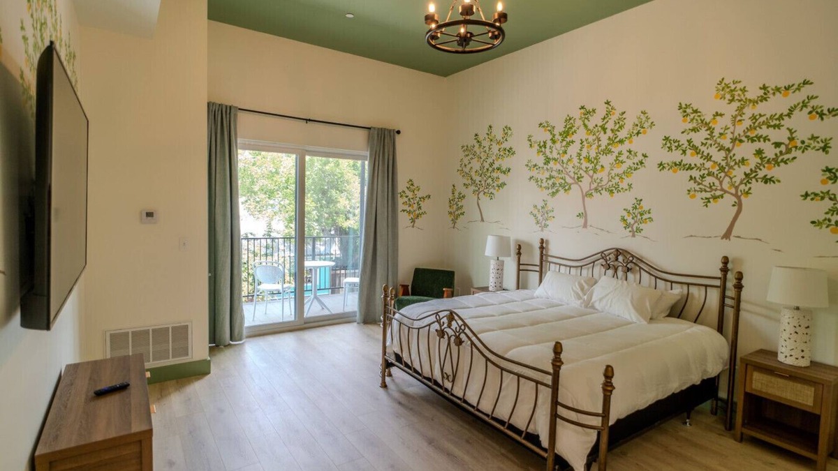 Biloxi Hotel | Government St. Balcony Suite 205