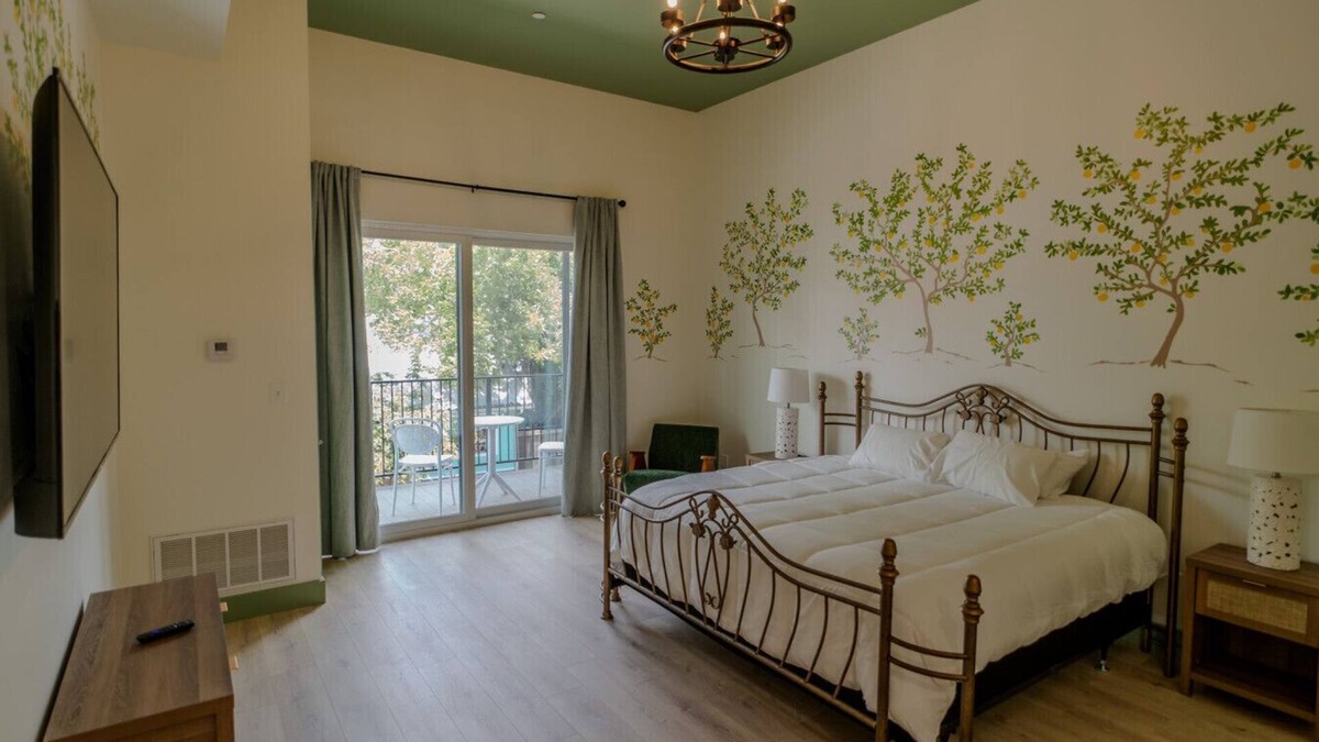 Biloxi Hotel | Government St. Balcony Suite 207