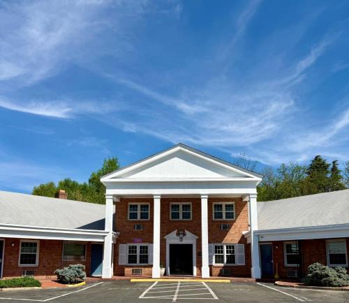 Falls Church Hotel | Governor House Inn Arlington/Falls Church