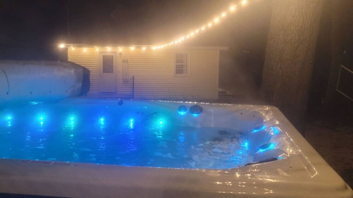 Grand Rapids Apartment | Gr Sunshine Lakefront Cottage · Lakefront King bed firept, hot swim pool spa, swim