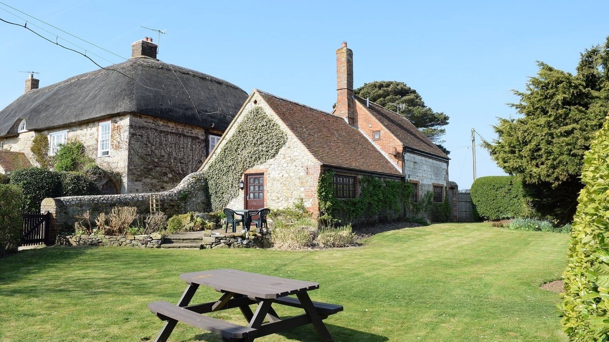 Newport Cottage | Grade II conversion, garden, close to sea Brighstone Isle of Wight