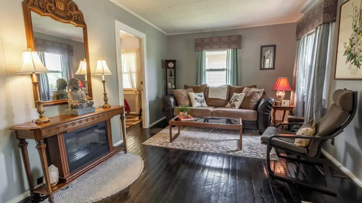 Indianapolis House | Graham and Kay's UIndy Cottage. 3 bedrooms, 10 min from downtown.