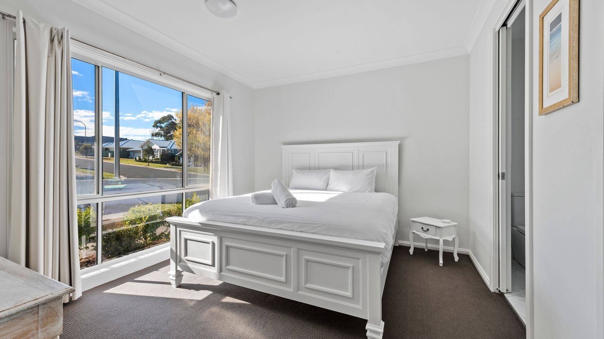 Narrawallee Apartment | Grahlie House - Iluka 1A - Brand new, custom-designed and stylish studio apartment