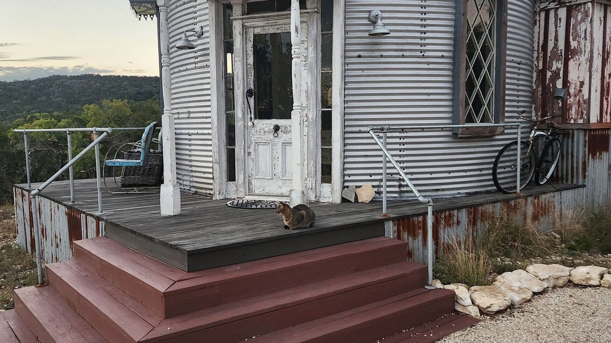 Center Point Cabin | Grain Bin Cabin in the Country