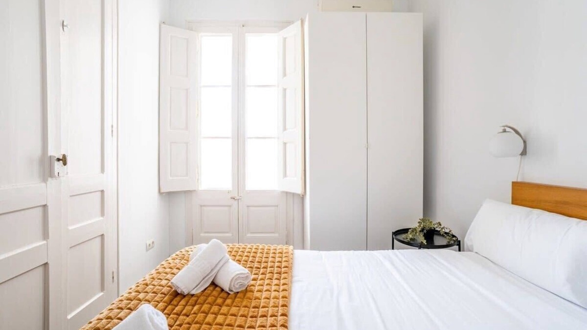 Esquerra de l'Eixample Apartment | Gran Vía Historic Catalan 4BD for Families