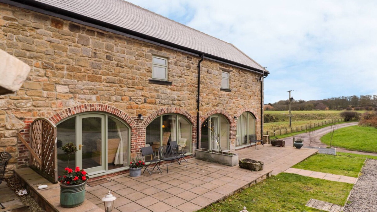 Lamesley Cottage | GRANARY BARN, pet friendly, with a garden in Ouston