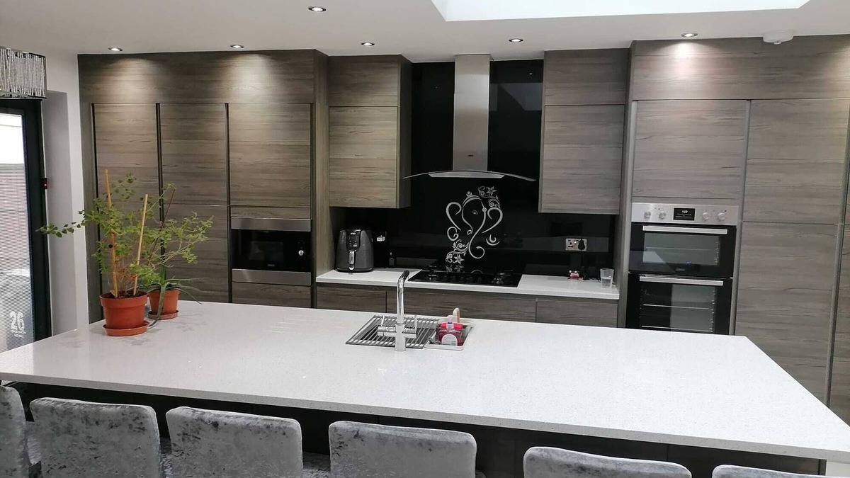 Redbridge House | Grand 4-Bed 3 Bath Home Romford, London