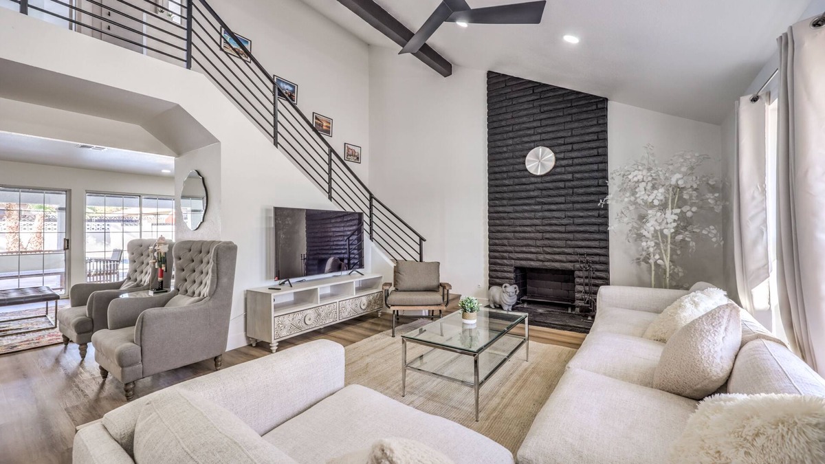 Paradise House | GRAND, 5BD 4BETH Pool Home,14 GUEST,4.5 miles to STRIP!