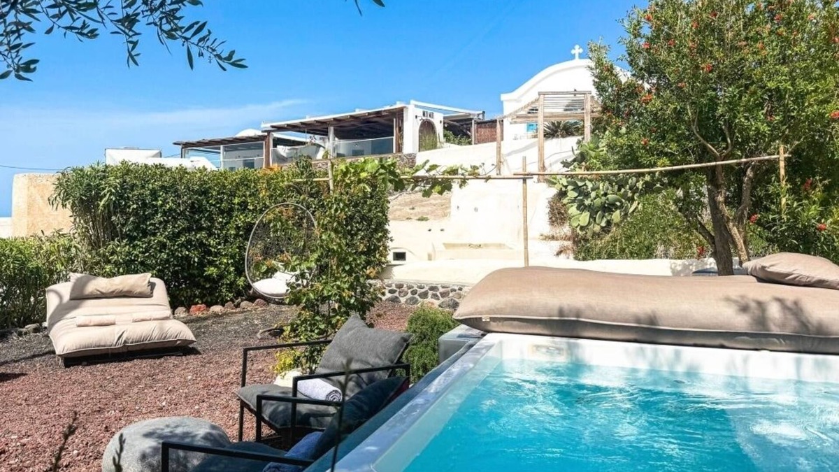 Oia Hotel | Grand Cave House with Shared Garden and Plunge Pool