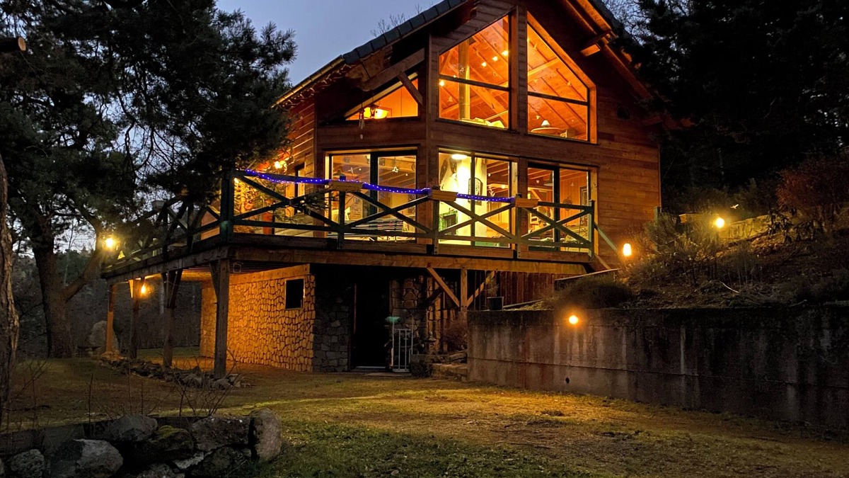 Aydat Ski Chalet | Grand Chalet en Auvergne au Bord du lac Daydat, 3 Chambres, Grand Terrain