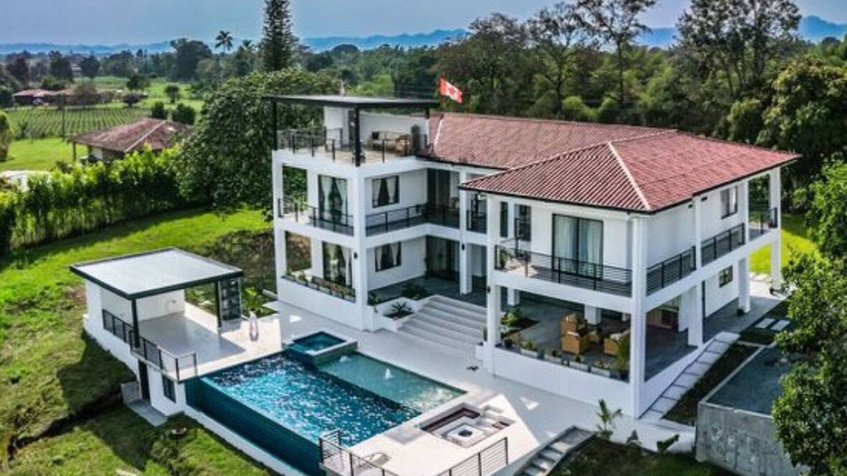 Montenegro Villa | Grand Cypress Luxury Home nAmazing location/outdoor Pool, free Wifi ,nTerraza