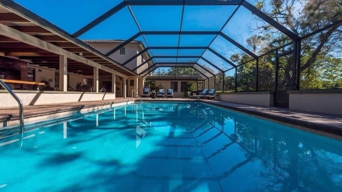 West Palm Beach House | Grand Hacienda Sleeps 32 Celebrate Together