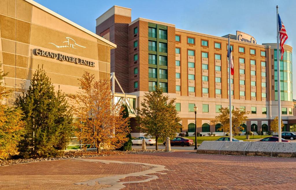 Dubuque Resort | Grand Harbor Resort and Waterpark