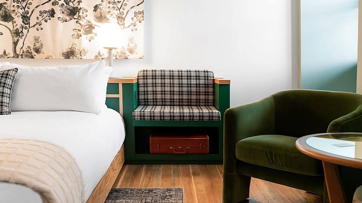 Buckman Neighborhood Apartment | Grand King Room at Hotel Grand Stark | Pets Allowed, Near Moda Center