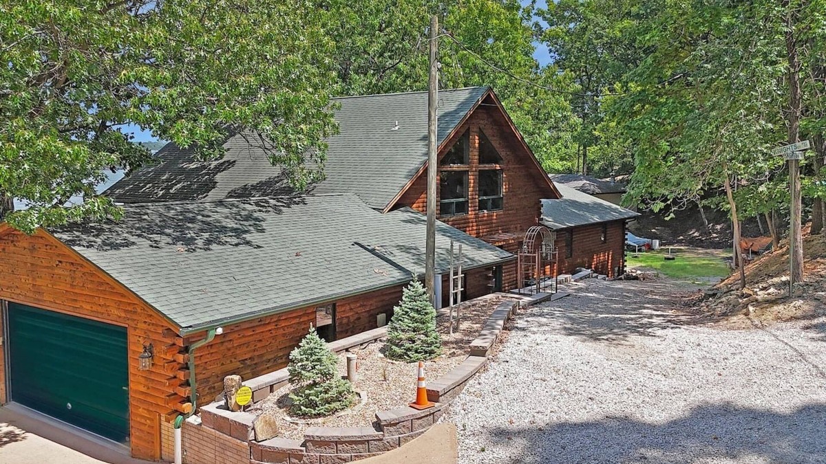 Sunrise Beach Apartment | Grand Lakefront Lodge Retreat