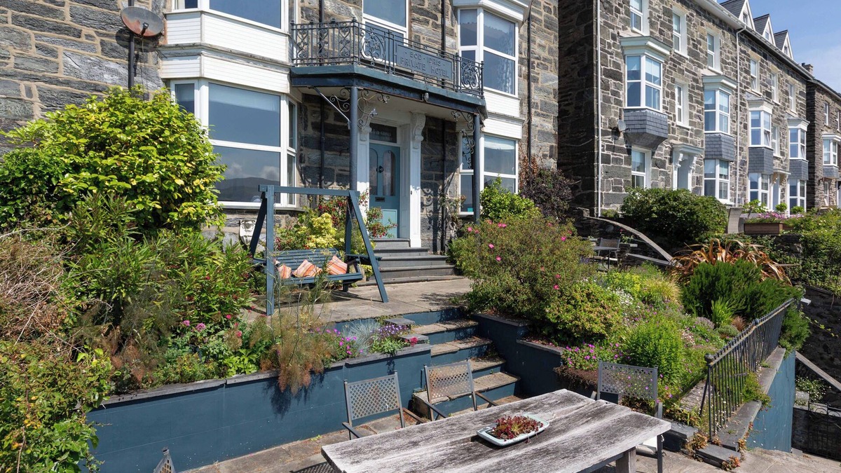 Barmouth Apartment | Grand large apartment in Townhouse by the Sea. Superb Views. Brilliant Location
