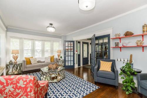South Hyde Park House | Grand Mansion: 6BR, 5.5BA Near Top KC Attractions