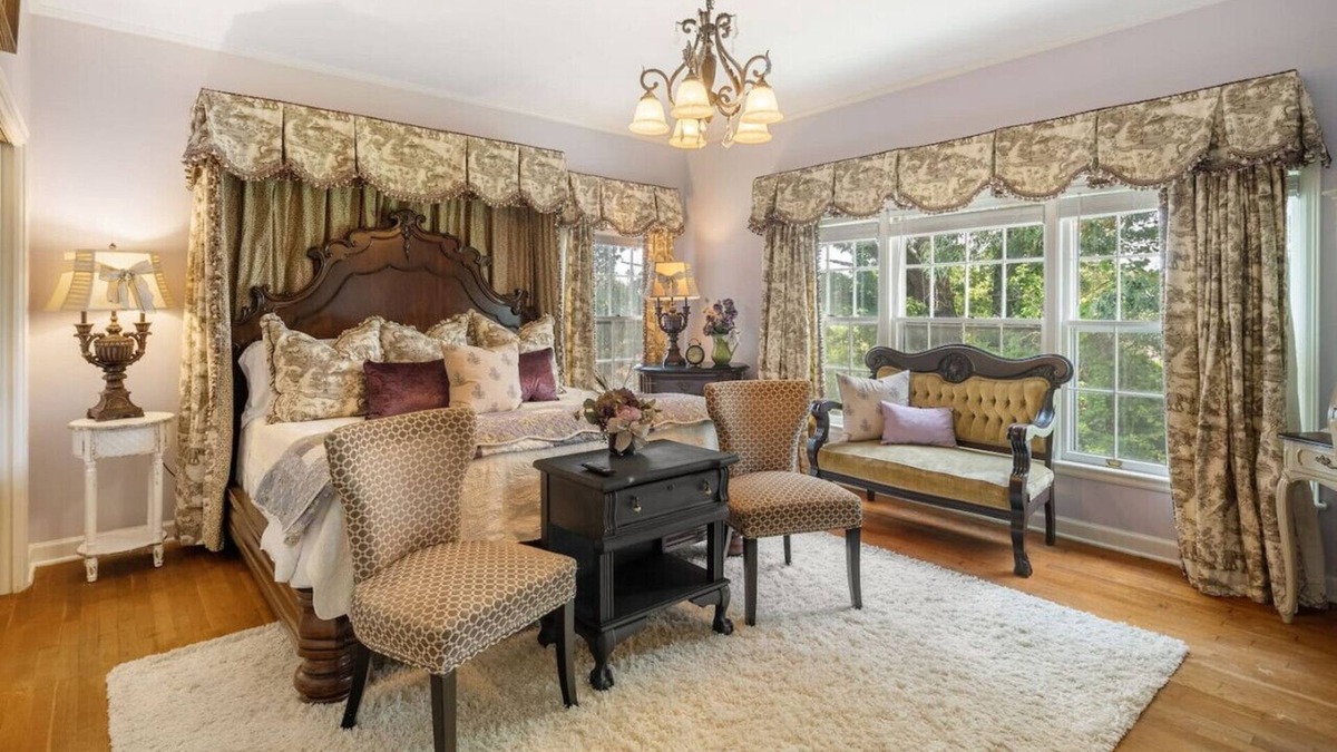 Fort Smith Apartment | Grand Mansion-Blooming Garden suite