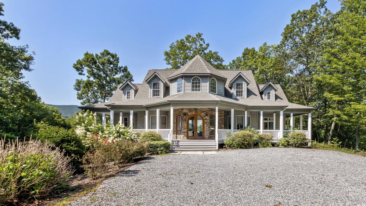 Hendersonville House | Grand Mountain Getaway near Dupont~Hendersonville, NC