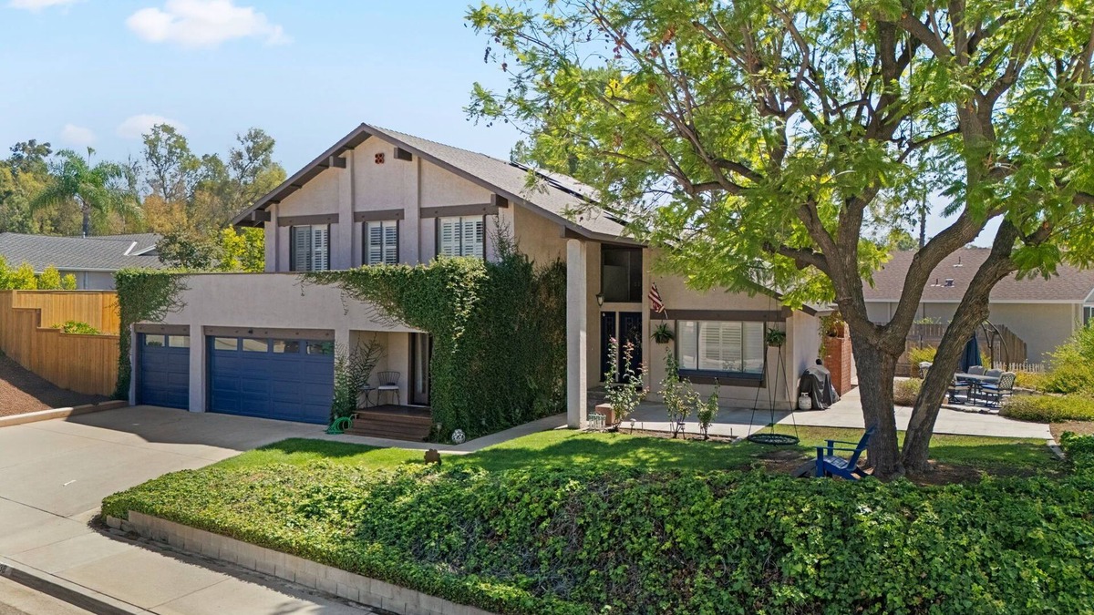 Bonita House | Grand Piano, Stocked Kitchen, Modern Decor