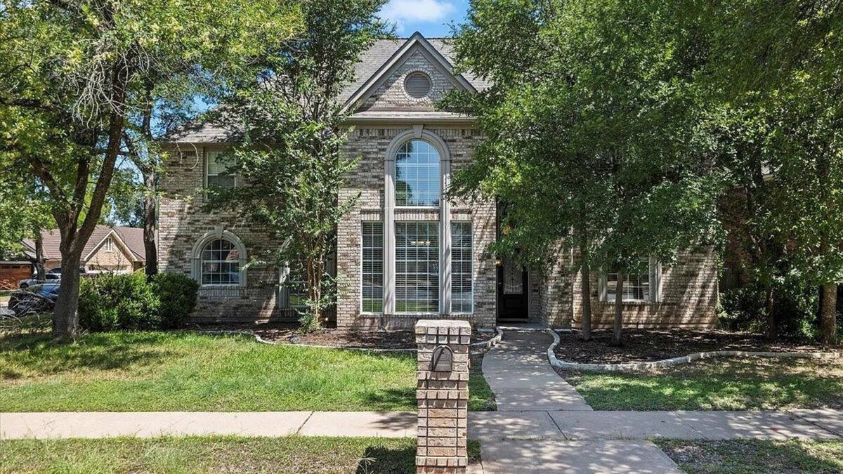 Austin House | Grand, Prestigious Golf Villa: 4BR Games, DJ Booth