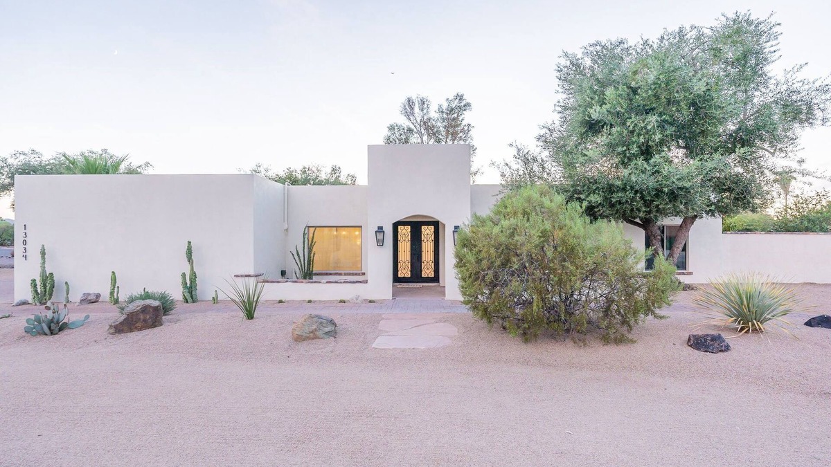 Raskin Estates House | Grand Pueblo Estate for 16 with Outdoor Oasis