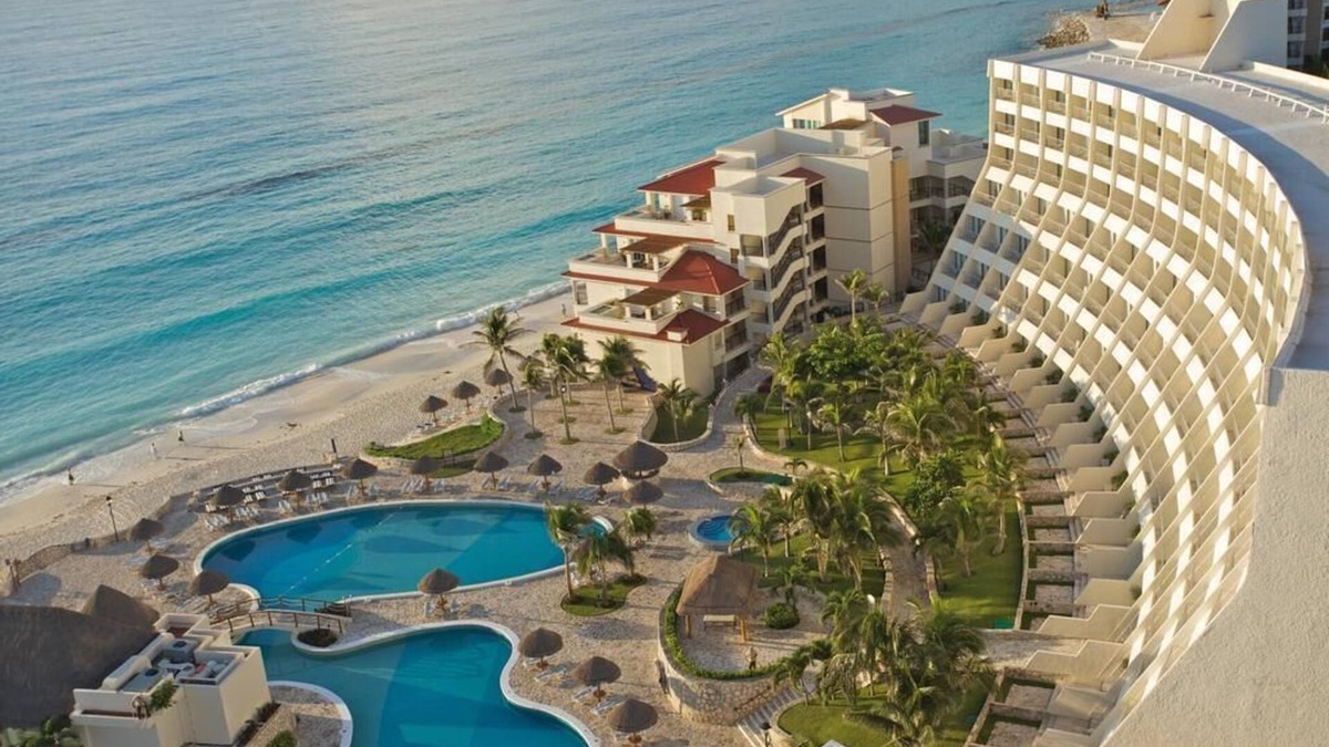 Zona Hotelera Resort | Grand Resort in Captivating Cancún with Air Conditioning, Gym and WiFi