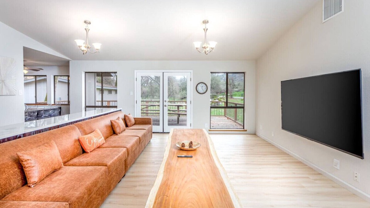 Kaweah House | Grand Riverside Retreat