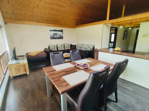 Sklene Teplice House | Grand Spa Holiday Home