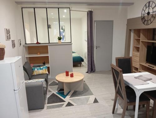 Arpajon-sur-Cere Apartment | Grand Studio chambre séparée