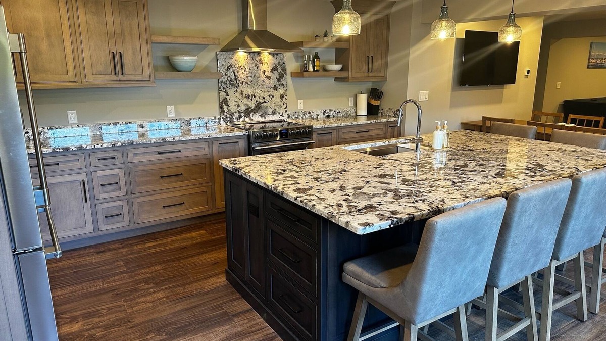 Traverse City Condo | GRAND TRAVERSE GETAWAY Downtown luxury condo 3 blocks from the beach, sleeps 16.