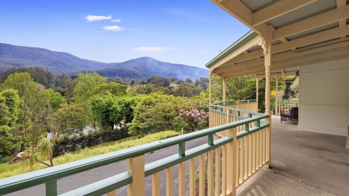 Warburton House | Grand View with Spa & Sauna