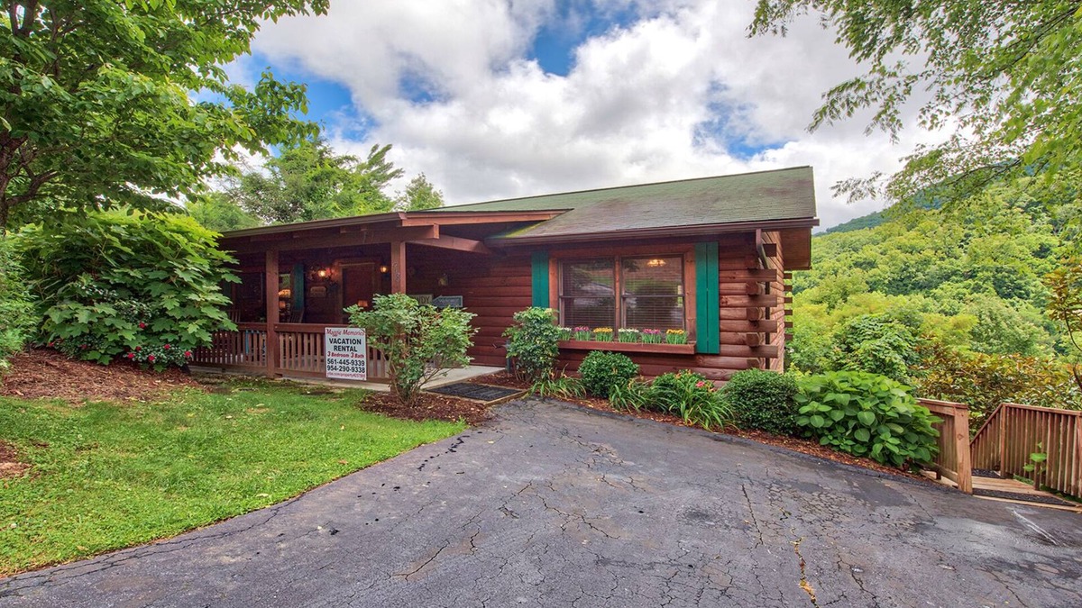 Maggie Valley Cabin | Grand Views, Easy Access, Spacious, immaculate! - Spring, Summer, Fall & Winter.