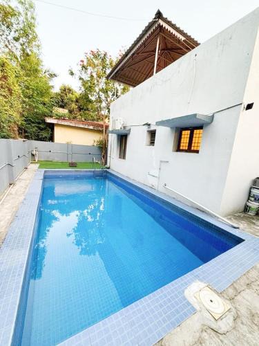 Krishna Karanai Hotel | Grand way resort