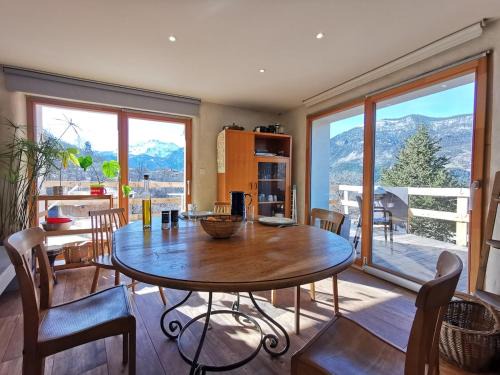 Saint-Martin-de-Queyrieres Ski Chalet | Grande Maison à la montagne du Rif d'Oriol