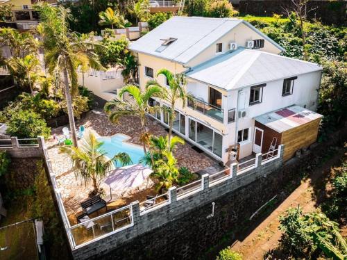 Petite-ÃŽle House | Grande maison pour 20 personnes, avec 8 chambres, piscine, billard et BBQ