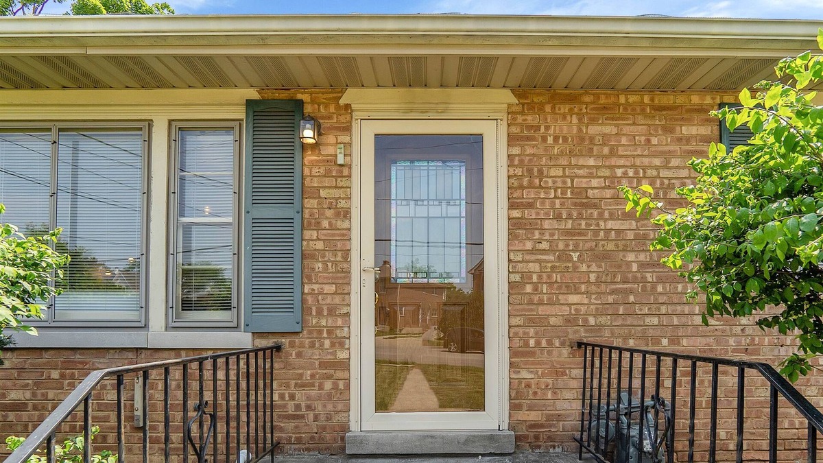 Downers Grove House | Grandma's House - Furnished - 1 Block to Metra Line - Pets Welcome - Fenced Yard