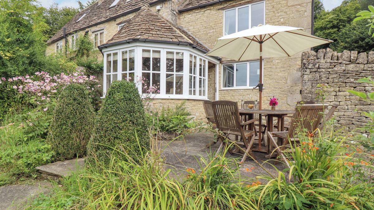 Inchbrook Cottage | GRANGE COTTAGE, family friendly, with open fire in Minchinhampton