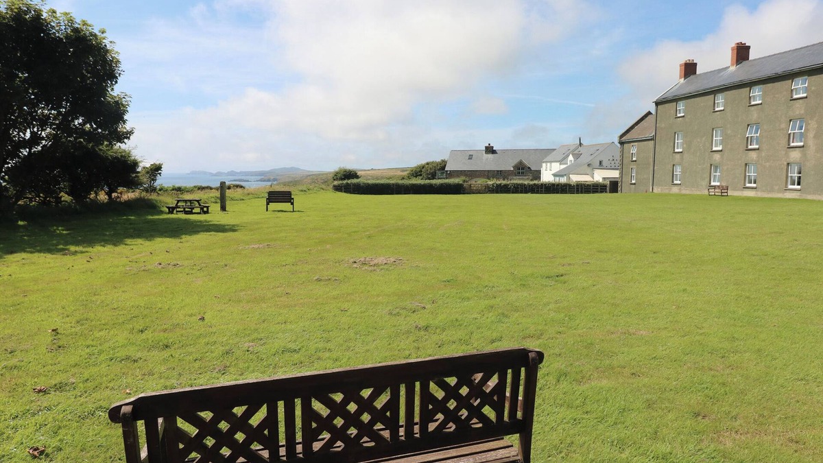 Solva Cottage | GRASSHOLM VIEW, romantic, with a garden in Solva