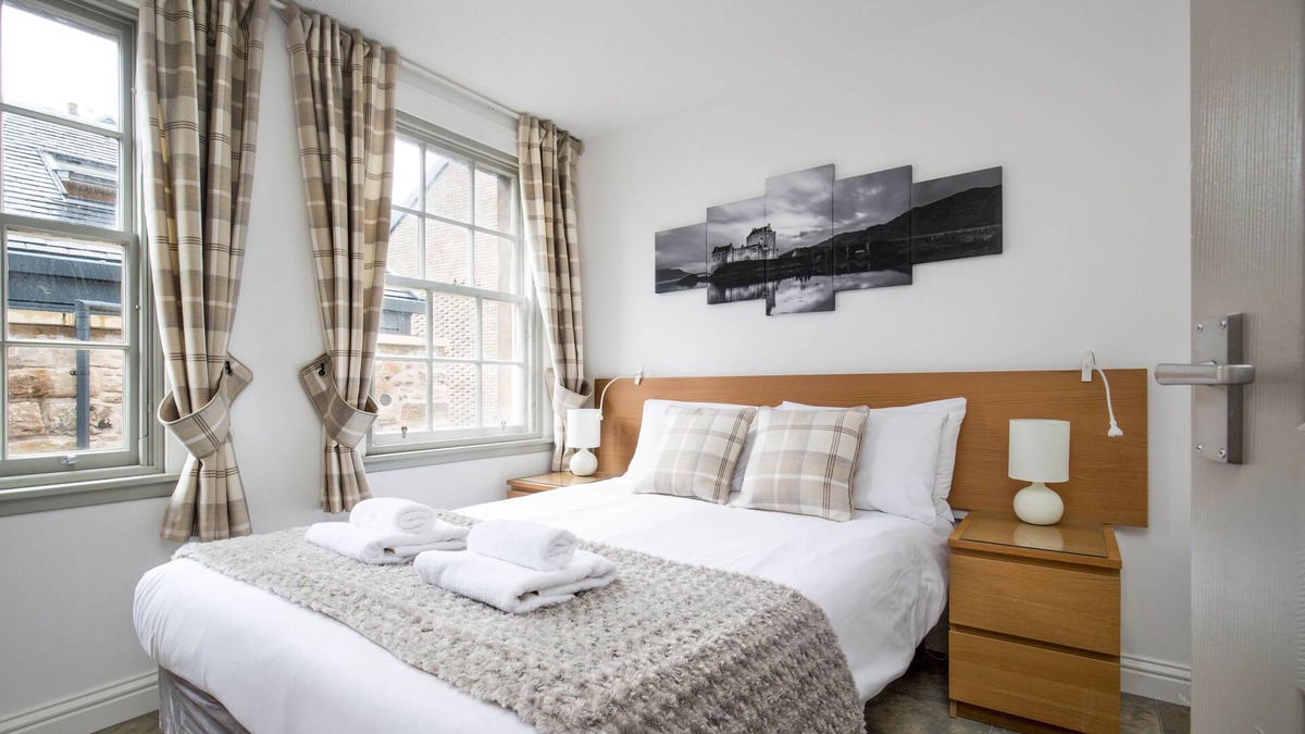 Old Town Apartment | Grassmarket (Old Town) Apartment with Castle views 🏰 & private parking space 🚗