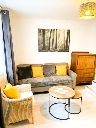 Gravesend Apartment | Gravesend 2 Bedroom Spacious Stylish Apartment - Sleeps upto 6 - 2 Min Walk to Station